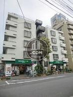 建物の中心に外階段がある特徴的なデザイン