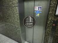 エントランス奥部分にエレベーターがあります