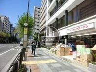 目の前にはバス停があります





