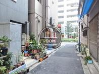 隣接する脇道奥からの風景