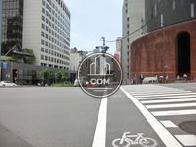 大きな交差点に位置しています