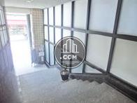 日差しの入るガラス壁で構築