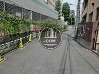 この先は住宅街で静かな路地裏になります