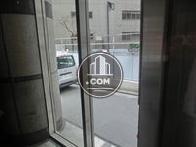 ホールの道側はガラス張りで採光が入ります