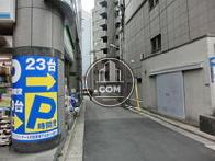 正面玄関への側道です