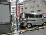 ビル裏手は駐車場（コインパーク）です