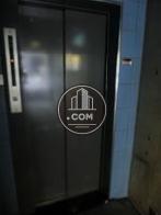 エレベーターはエントランス奥にございます