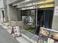 正面玄関は通り沿いにございます