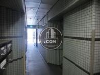 細長いエントランスです