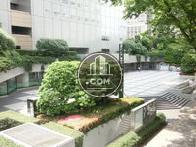 植栽の多い敷地内