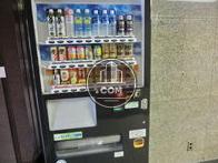 エントランスに自動販売機があります
