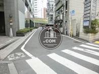 側面の道路もなだらかな坂道です