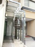 銀色の枠組みが印象に残ります