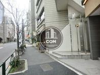 この坂道をまっすぐ登っていくと代々木駅です