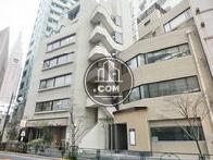 中規模なオフィスビルが建ち並んでいます