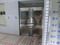 ビル正面玄関です