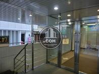 正面玄関横に地下店舗への階段があります