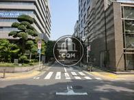 道を挟んで隣は港区役所です