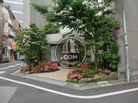 正面玄関は植栽に囲まれています