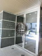 大理石調の入口、高級感があります
