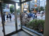 物件前は、人通りが多いです