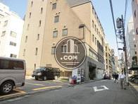交通量の少ない玄関前通り