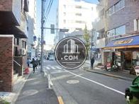 正面は明治通りです
