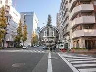 千駄ヶ谷三丁目交差点に面しております