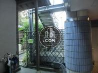 エントランスの反対側にある外階段です