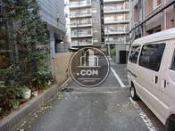 駐車場出入口通路です