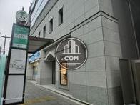 目の前にバス停、電車と併用すると便利です