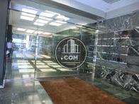 両開きで自動ドアです