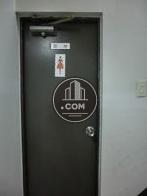 階段の踊り場にトイレがあります