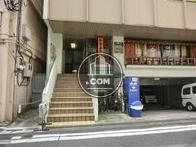 階段を上がると玄関です