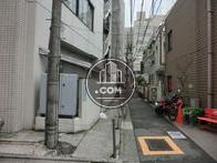 裏側は路地です
