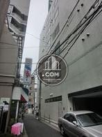 側面は路地と接しています