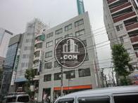 側面は路地に接しています