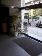 玄関はガラス張りなので採光があります