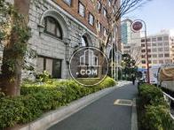前面の歩道、緑に囲まれ落ち着きがあります