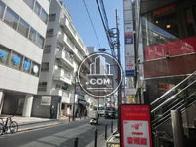 エントランス前から見た東通り商店街