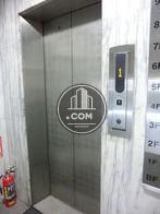 銀色ドアのエレベーターです。うっすら丸い模様が見えます