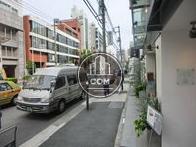 正面は交通量の多い大通りです