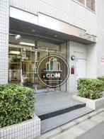 植栽に挟まれた正面玄関口