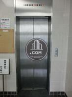 入口すぐにあります