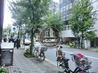 前面に歩道があります
