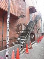 側面側に外階段があります