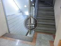 上下階への階段がエレベーター横にあります