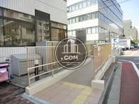 1階テナント専用のスロープ状の入口