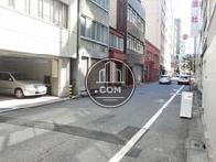 玄関前の静かな通り