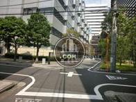 大型ビルに隣接しています